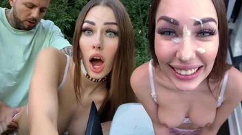 Сексуальная девушка в узкой одежде сделала его очарованным
