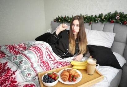 Женщины по уходу за больными помогают ей большой картофель, чтобы избавиться от необходимости посреди ночи