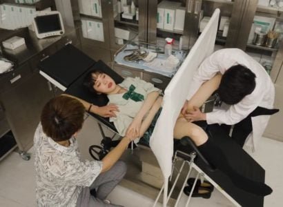 Синие морские волны и очаровательная муза привлекают много мальчиков