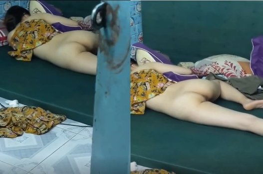 Сури утром отправился в храм, чтобы вернуться в косички, чтобы мастурбировать